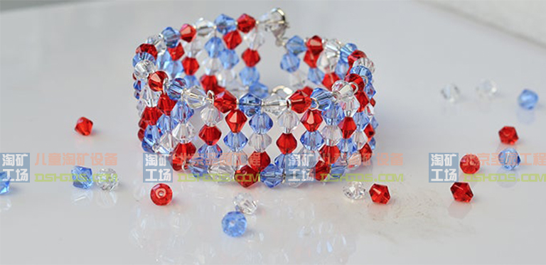 如何制作手工蓝色和红色玻璃珠手链