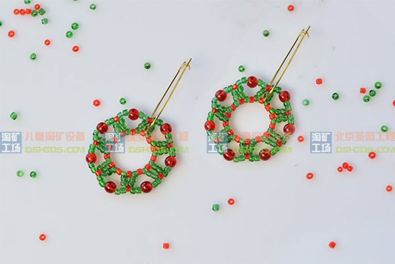用种子珠和玻璃珠制作圣诞圈耳环的教程