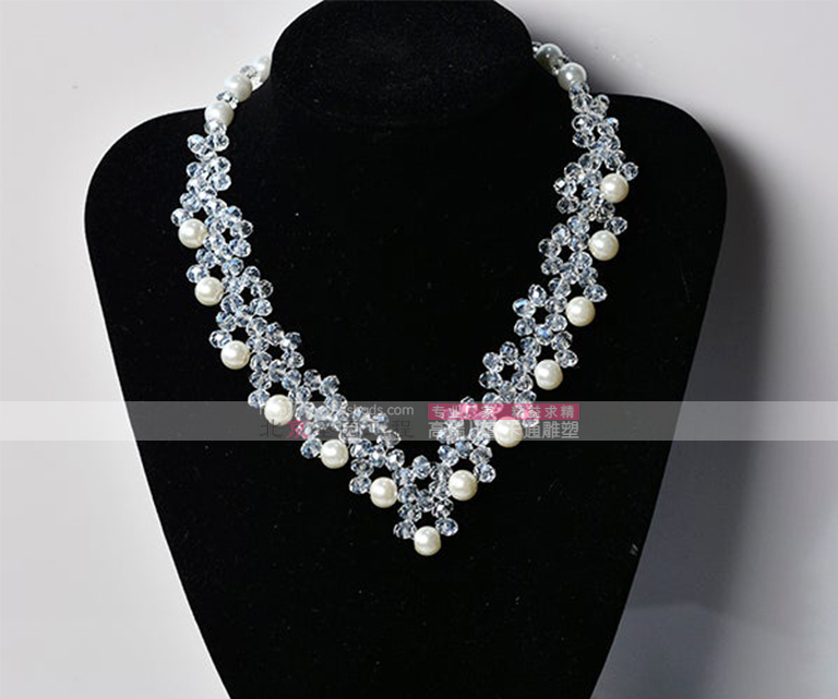 如何用白珍珠珠制作水晶玻璃珠项链 1