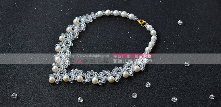 如何用白珍珠珠制作水晶玻璃珠项链 2