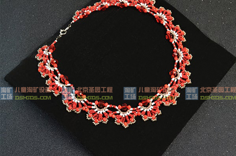 如何用种子珠和玻璃珠制作精美的红花项链 1