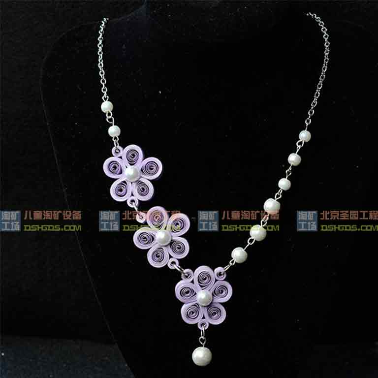 如何制作装饰有白色珍珠珠的紫色羽毛纸花项链 2