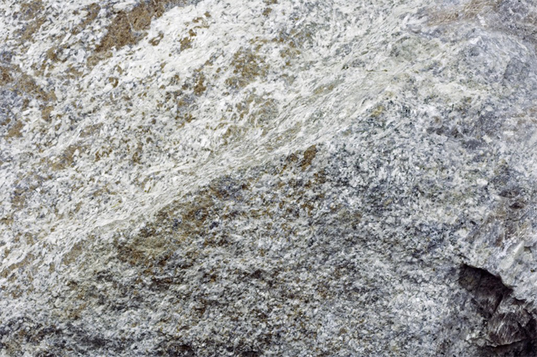 在白光下观看的硅灰石，美国新泽西
