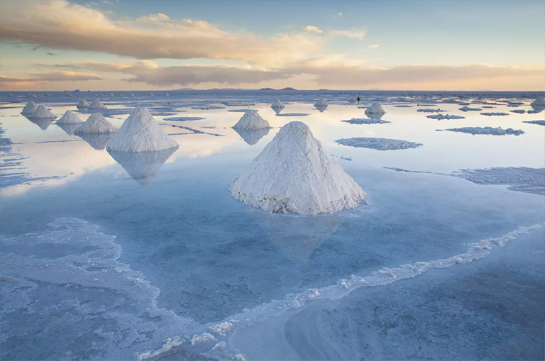 玻利维亚乌尤尼盐沼平原上的盐