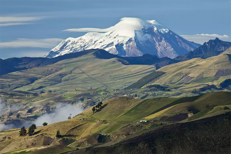 横跨厄瓜多尔拉塔昆加山谷的钦博拉索火山前的田野拼凑而成