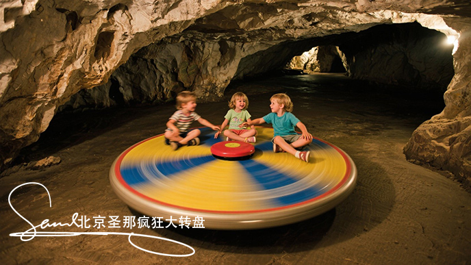 jimeng-2025-06-18-5333-洞穴内地面大转盘旋转，儿童坐在上面，.jpeg