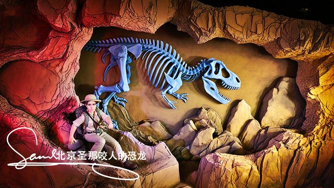 16x9_图片呈现了一个充满探险氛围的场景_在整齐的平面墙上有一个蓝色的恐 (1).png